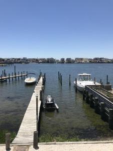 Galería fotográfica de Bayfront Condo, Ship Bottom, Beach Badges, Wifi, Washer Dryer, Enjoy The Views From This 2Nd-Floor en Ship Bottom
