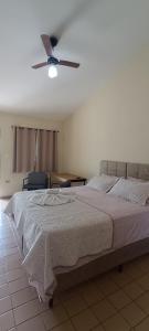 a bedroom with a bed and a ceiling fan at Pousada Rancho Caipira in Socorro +25 photos