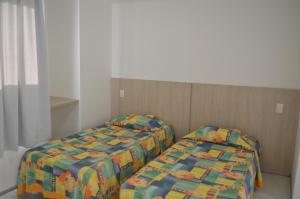 dos camas sentadas una al lado de la otra en una habitación en Annamar Hotel, en João Pessoa