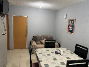 チワワにあるCasita Blue al norteのテーブルとソファのあるリビングルーム