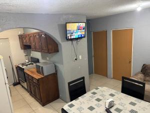 チワワにあるCasita Blue al norteのキッチン(電子レンジ、壁掛けテレビ付)