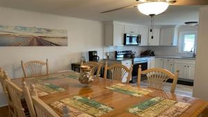 eine Küche und ein Esszimmer mit Tisch und Stühlen in der Unterkunft Beach Badges, Wifi, Private Yard, Washer Dryer, Roomy Cape Located Bayside In Long Beach Island New Jersey in Ship Bottom + 8 Fotos