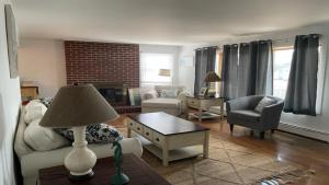 ein Wohnzimmer mit Sofa und Tisch in der Unterkunft Beach Badges, Wifi, Private Yard, Washer Dryer, Roomy Cape Located Bayside In Long Beach Island New Jersey in Ship Bottom