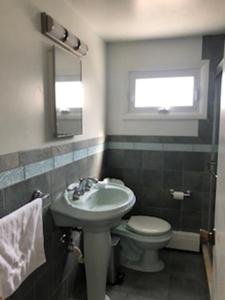 ein Badezimmer mit Waschbecken und Toilette in der Unterkunft Beach Badges, Wifi, Private Yard, Washer Dryer, Roomy Cape Located Bayside In Long Beach Island New Jersey in Ship Bottom