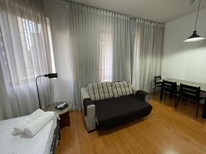 een kamer met een bed, een bank en een tafel bij Apart Hotel Guignard 305 - Moderno e Acolhedor in Belo Horizonte +44 foto's