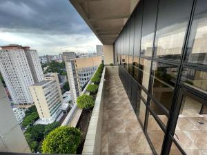 een balkon van een gebouw met uitzicht op de stad bij Apart Hotel Guignard 305 - Moderno e Acolhedor in Belo Horizonte