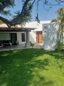 a backyard of a house with a grass yard at Casa del río para disfrutar in Alpuyeca +26 photos