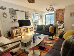 una sala de estar con un sofá y una mesa en Cally Flat, en Londres
