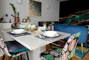 a dining room with a white table and chairs at Cally Flat in London
