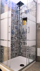 巴勒莫Tourist House Palermo的房间里有玻璃门的淋浴间