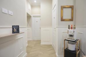 pasillo con paredes blancas y espejo en Vico Croce Suite, Spaccanapoli, en Nápoles