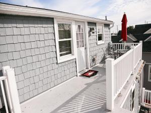 Balkoni atau teres di Nicely Remodeled Top Floor Unit On The Bayside In Ship Bottom, Large 1 Bedroom With Amenities That Include 3 A,c, Units,,