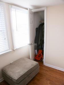 Katil atau katil-katil dalam bilik di Nicely Remodeled Top Floor Unit On The Bayside In Ship Bottom, Large 1 Bedroom With Amenities That Include 3 A,c, Units,,