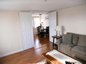 Ruang duduk di Nicely Remodeled Top Floor Unit On The Bayside In Ship Bottom, Large 1 Bedroom With Amenities That Include 3 A,c, Units,,