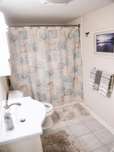 Bilik mandi di Nicely Remodeled Top Floor Unit On The Bayside In Ship Bottom, Large 1 Bedroom With Amenities That Include 3 A,c, Units,, +17 gambar