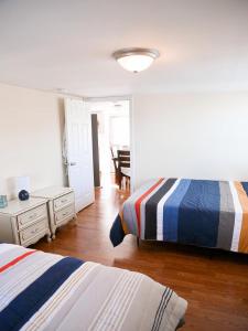 Katil atau katil-katil dalam bilik di Nicely Remodeled Top Floor Unit On The Bayside In Ship Bottom, Large 1 Bedroom With Amenities That Include 3 A,c, Units,,