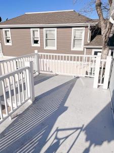 Balkoni atau teres di Nicely Remodeled Top Floor Unit On The Bayside In Ship Bottom, Large 1 Bedroom With Amenities That Include 3 A,c, Units,,