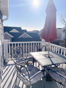 Balkoni atau teres di Nicely Remodeled Top Floor Unit On The Bayside In Ship Bottom, Large 1 Bedroom With Amenities That Include 3 A,c, Units,,