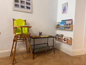 ラ・ロシェルにあるAppartement cosy et atypique RDC centre villeの壁掛けの椅子