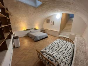 ラ・ロシェルにあるAppartement cosy et atypique RDC centre villeのベッド2台と階段が備わる部屋