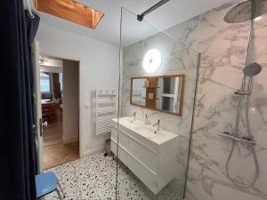ラ・ロシェルにあるAppartement cosy et atypique RDC centre villeの洗面台と鏡付きシャワーを備えたバスルーム +1枚の写真