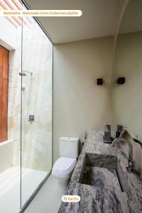 łazienka z toaletą i przeszklonym prysznicem w obiekcie Casa no Origem Fortim com Piscina Privativa w mieście Maceió