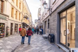 un gruppo di persone che camminano lungo una strada di Lamihouse ad Aosta