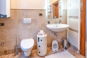 un bagno con un water e un lavandino di Lamihouse ad Aosta
