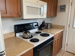 Η κουζίνα ή μικρή κουζίνα στο Wi-Fi, Deck, Outside Shower, Cable, Beach Badges, Private Yard,ocean +12 φωτογραφίες