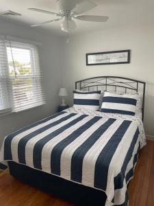 Ένα ή περισσότερα κρεβάτια σε δωμάτιο στο Wi-Fi, Deck, Outside Shower, Cable, Beach Badges, Private Yard,ocean