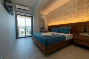 a bedroom with a bed and a large window at Dreamer Beach Club in San Andrés