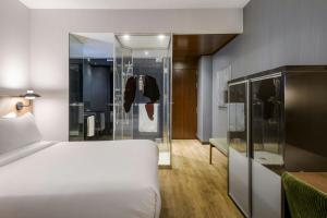Postel nebo postele na pokoji v ubytování AC Hotel Madrid Feria by Marriott