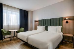 Postel nebo postele na pokoji v ubytování AC Hotel Madrid Feria by Marriott