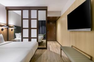 Postel nebo postele na pokoji v ubytování AC Hotel Madrid Feria by Marriott