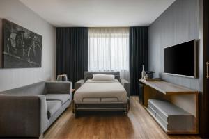 TV a/nebo společenská místnost v ubytování AC Hotel Madrid Feria by Marriott