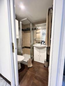 O baie la Exclusive apartment by sea near Monaco for 3 people W Lan Kitchen Bedroom