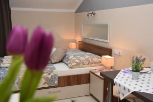 een kleine kamer met een bed en een tafel met bij Apartments Lavendula in Vodice