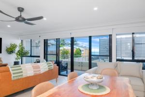 Posezení v ubytování Luna Blu & The Beach Loft Yeppoon- Private Apartments