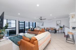 Posezení v ubytování Luna Blu & The Beach Loft Yeppoon- Private Apartments