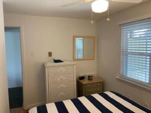 Ένα ή περισσότερα κρεβάτια σε δωμάτιο στο Wi-Fi, Decks, Outdoor Shower, Beach Badges, Private Yard,