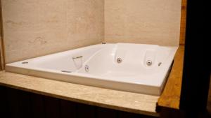 a white bath tub sitting on top of a counter at Parque Nacional EcoResort in Urubici