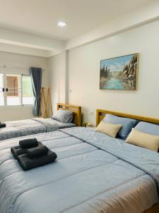 twee bedden naast elkaar in een slaapkamer bij Sun sun house in Chiang Mai