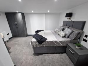 une chambre avec un grand lit dans une pièce dans l'établissement Stylish 3 bed 3 ensuites house with parking & garden, à Reading