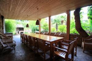- une salle à manger avec une table et des chaises en bois dans l'établissement Sparta Hotel, à Yalta