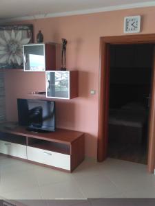 Televízia a/alebo spoločenská miestnosť v ubytovaní Apartments Villa Leona