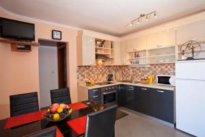 Kuchyňa alebo kuchynka v ubytovaní Apartments Villa Leona