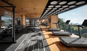 万隆Hotel Indigo Bandung Dago Pakar by IHG的地面楼层设有带跑步机和健身器材的健身房