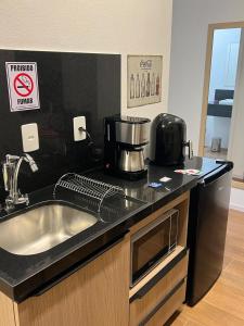 ベロオリゾンテにあるGuaja 745のシンクとコーヒーメーカー付きのキッチン