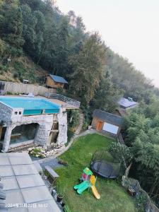 Bazén v ubytování Anji Bamboo Homestay nebo v jeho okolí