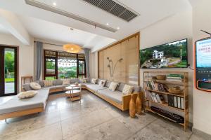 TV a/nebo společenská místnost v ubytování Anji Bamboo Homestay